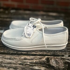 NWT Cobbie Cuddlers Etta Sz 8W White Leather Lace Up Comfort Nursing Shoes E8